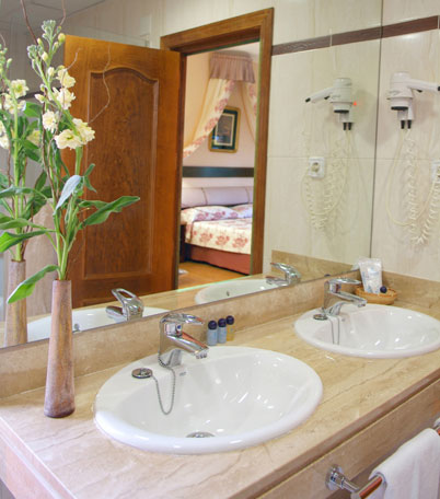 baño de hotel con 2 lavabos