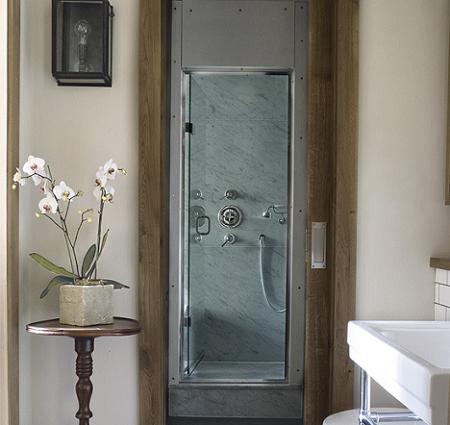 Escalera en el baño