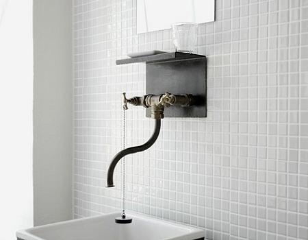 Escalera en el baño