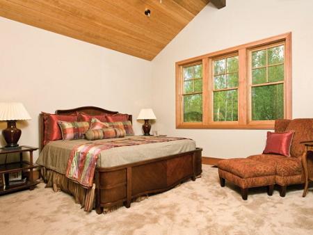 guest_bedroom_with_window.jpg