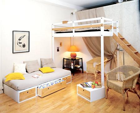Cama alta en un dormitorio compartido