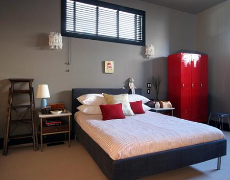 Dormitorio gris y rojo