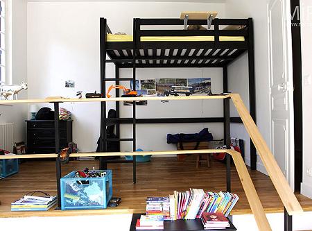Habitación juvenil con cama alta