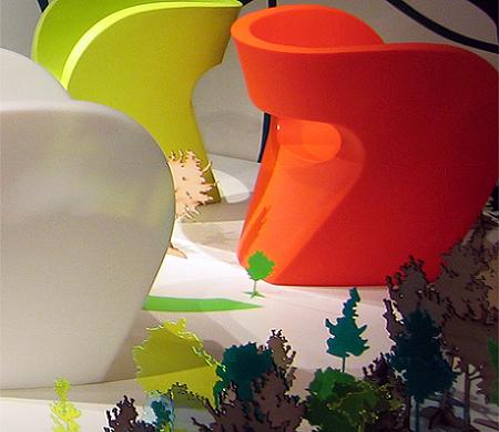 Estas coloridas sillas son de Moroso para exterior