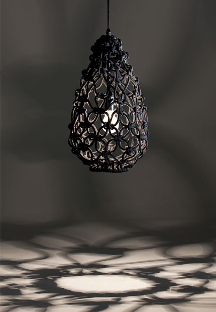 Decoración con macramé: lámparas y macetas 2.knotted_egg_light.jpg